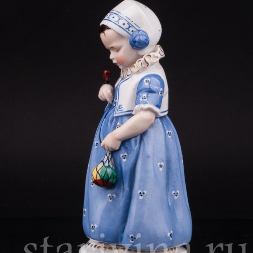 Фарфоровая статуэтка Девочка с бабочкой, Hertwig & Co, Германия.