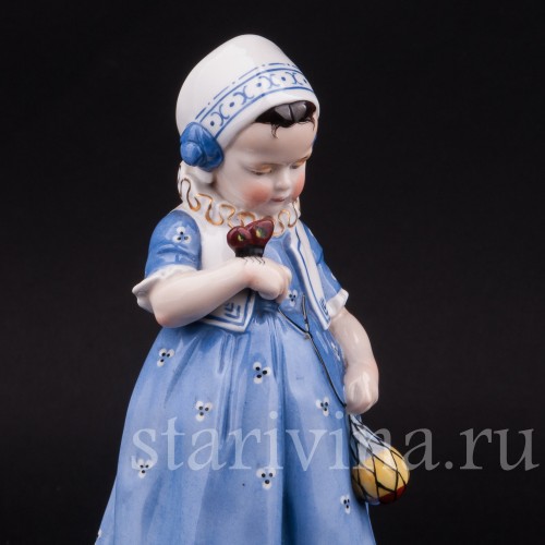 Фарфоровая статуэтка Девочка с бабочкой, Hertwig & Co, Германия.