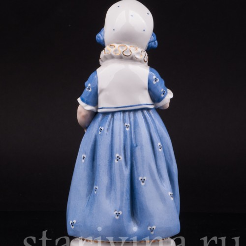 Фарфоровая статуэтка Девочка с бабочкой, Hertwig & Co, Германия.