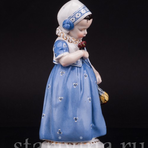 Фарфоровая статуэтка Девочка с бабочкой, Hertwig & Co, Германия.