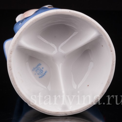 Фарфоровая статуэтка Девочка с бабочкой, Hertwig & Co, Германия.