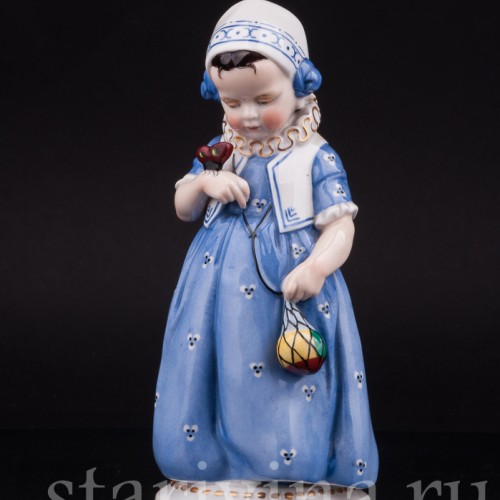 Фарфоровая статуэтка Девочка с бабочкой, Hertwig & Co, Германия.