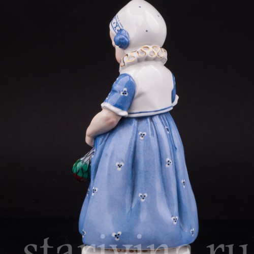 Фарфоровая статуэтка Девочка с бабочкой, Hertwig & Co, Германия.