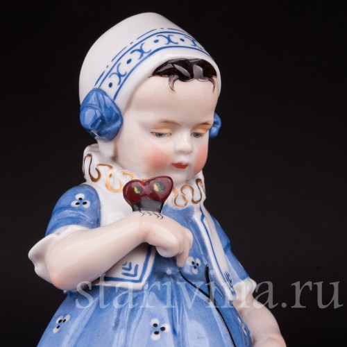 Фарфоровая статуэтка Девочка с бабочкой, Hertwig & Co, Германия.