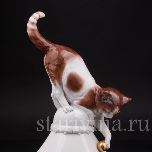 Фарфоровая статуэтка Кошка играющая с мячиком, Hertwig & Co, Германия, 1920-30 гг.