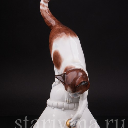 Фарфоровая статуэтка Кошка играющая с мячиком, Hertwig & Co, Германия, 1920-30 гг.