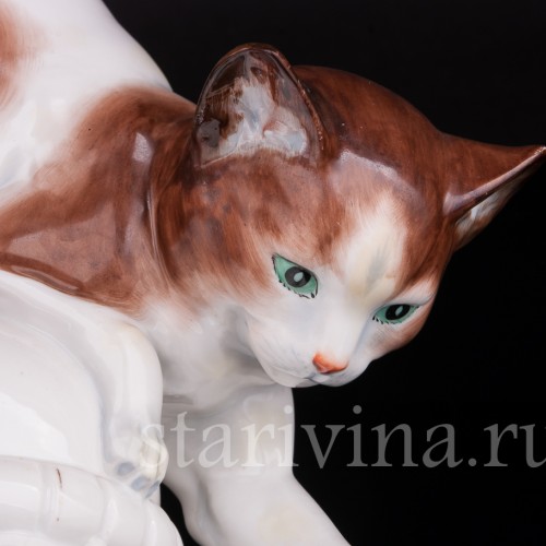 Фарфоровая статуэтка Кошка играющая с мячиком, Hertwig & Co, Германия, 1920-30 гг.