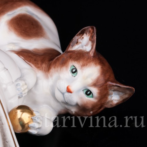 Фарфоровая статуэтка Кошка играющая с мячиком, Hertwig & Co, Германия, 1920-30 гг.