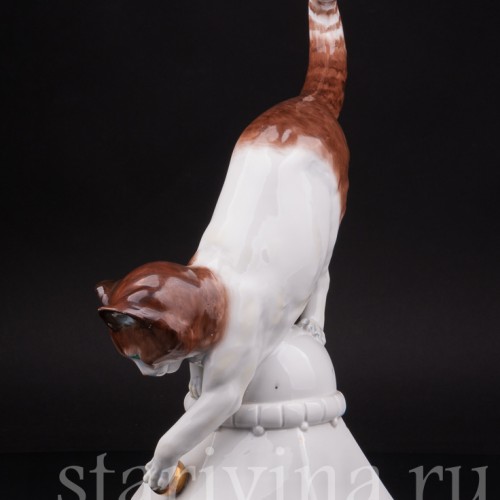 Фарфоровая статуэтка Кошка играющая с мячиком, Hertwig & Co, Германия, 1920-30 гг.