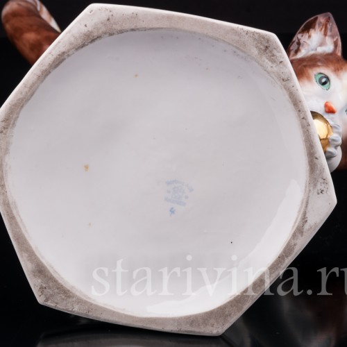 Фарфоровая статуэтка Кошка играющая с мячиком, Hertwig & Co, Германия, 1920-30 гг.