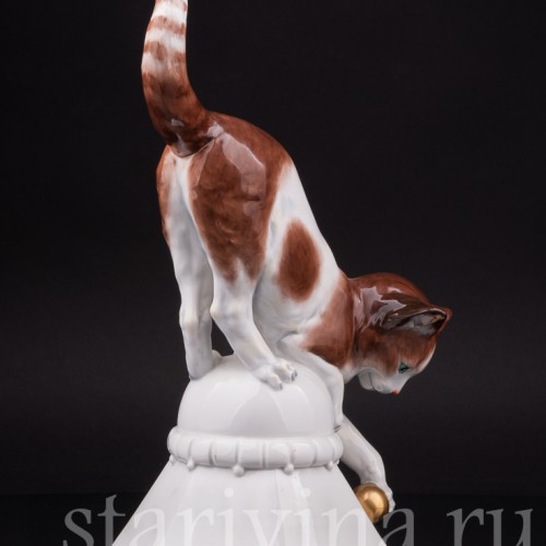 Фарфоровая статуэтка Кошка играющая с мячиком, Hertwig & Co, Германия, 1920-30 гг.