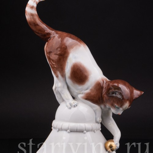 Фарфоровая статуэтка Кошка играющая с мячиком, Hertwig & Co, Германия, 1920-30 гг.