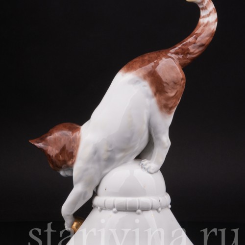 Фарфоровая статуэтка Кошка играющая с мячиком, Hertwig & Co, Германия, 1920-30 гг.