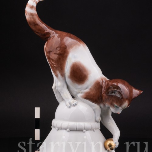 Фарфоровая статуэтка Кошка играющая с мячиком, Hertwig & Co, Германия, 1920-30 гг.