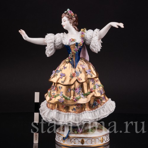 Фарфоровая статуэтка Танцовщица в золотом платье, кружевная, Volkstedt, Германия, до 1935 г.