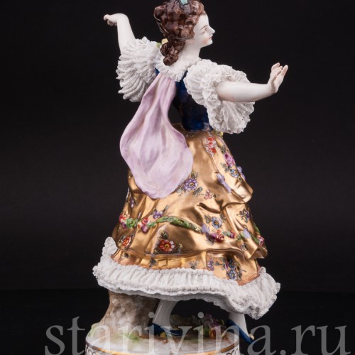 Фарфоровая статуэтка Танцовщица в золотом платье, кружевная, Volkstedt, Германия, до 1935 г.