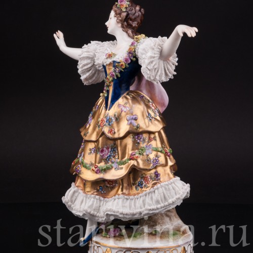 Фарфоровая статуэтка Танцовщица в золотом платье, кружевная, Volkstedt, Германия, до 1935 г.
