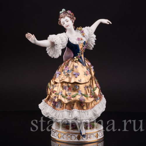 Фарфоровая статуэтка Танцовщица в золотом платье, кружевная, Volkstedt, Германия, до 1935 г.