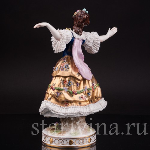 Фарфоровая статуэтка Танцовщица в золотом платье, кружевная, Volkstedt, Германия, до 1935 г.