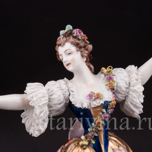 Фарфоровая статуэтка Танцовщица в золотом платье, кружевная, Volkstedt, Германия, до 1935 г.