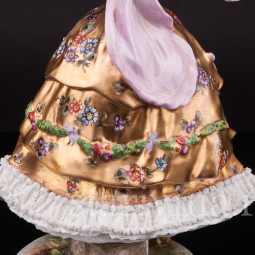 Фарфоровая статуэтка Танцовщица в золотом платье, кружевная, Volkstedt, Германия, до 1935 г.