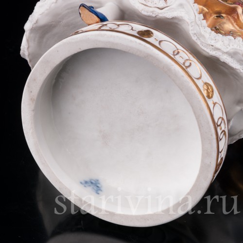 Фарфоровая статуэтка Танцовщица в золотом платье, кружевная, Volkstedt, Германия, до 1935 г.