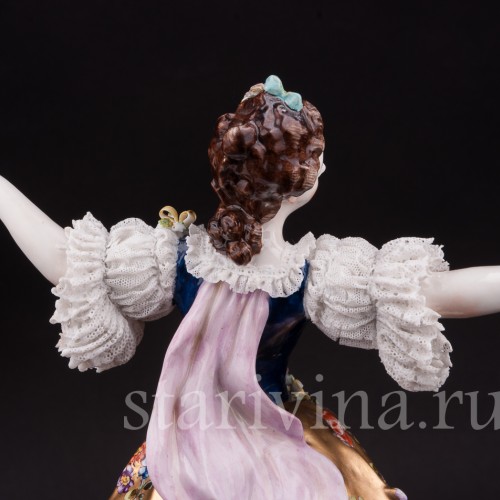 Фарфоровая статуэтка Танцовщица в золотом платье, кружевная, Volkstedt, Германия, до 1935 г.