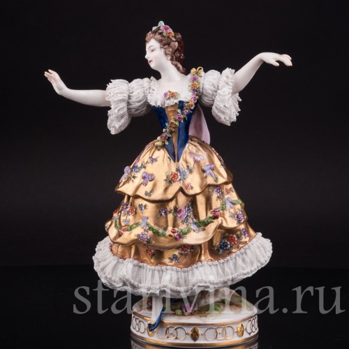 Фарфоровая статуэтка Танцовщица в золотом платье, кружевная, Volkstedt, Германия, до 1935 г.