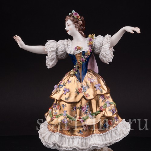 Фарфоровая статуэтка Танцовщица в золотом платье, кружевная, Volkstedt, Германия, до 1935 г.