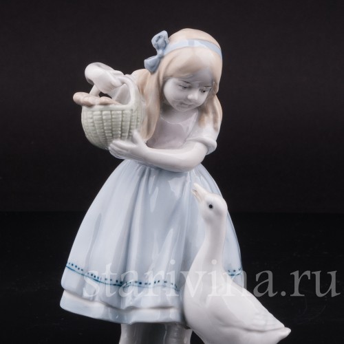 Фигурка из фарфора Девочка с гусем, Metzler & Ortloff, Германия, 1970 гг.