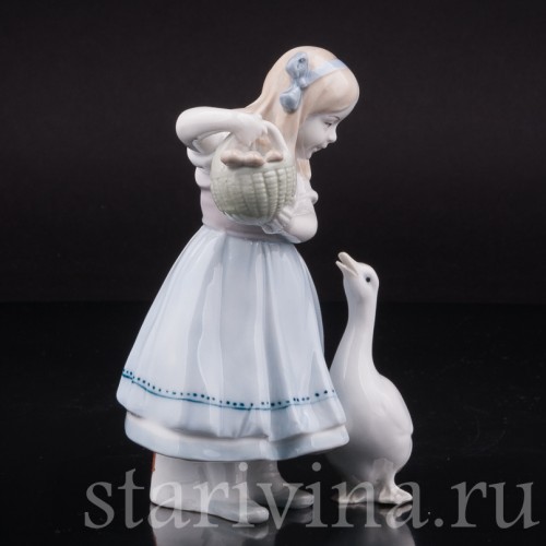 Фигурка из фарфора Девочка с гусем, Metzler & Ortloff, Германия, 1970 гг.