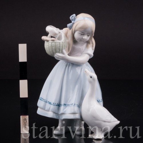 Фигурка из фарфора Девочка с гусем, Metzler & Ortloff, Германия, 1970 гг.