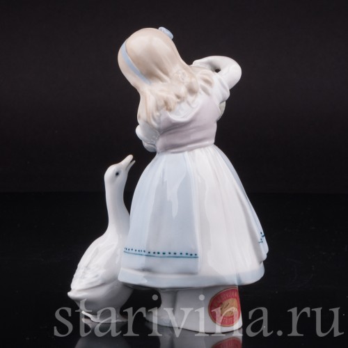 Фигурка из фарфора Девочка с гусем, Metzler & Ortloff, Германия, 1970 гг.