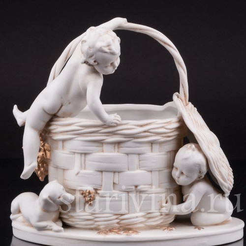 Фарфоровая статуэтка Корзинка с малышами, Hertwig & Co, Германия, нач. 20 в.