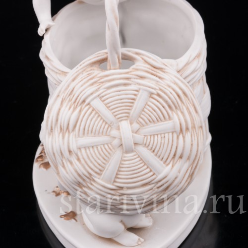 Фарфоровая статуэтка Корзинка с малышами, Hertwig & Co, Германия, нач. 20 в.