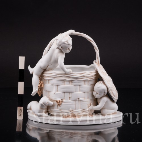 Фарфоровая статуэтка Корзинка с малышами, Hertwig & Co, Германия, нач. 20 в.