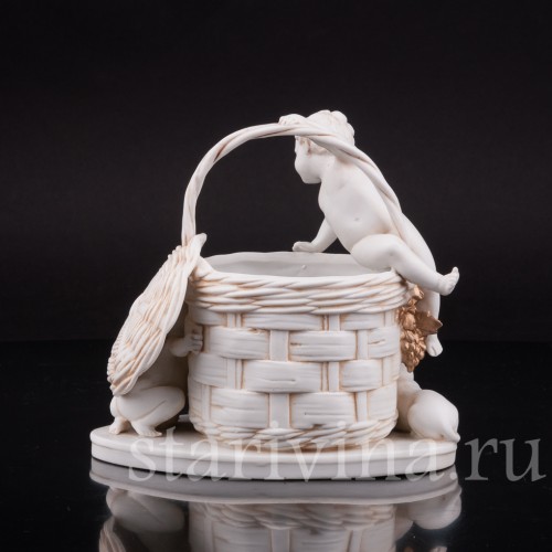 Фарфоровая статуэтка Корзинка с малышами, Hertwig & Co, Германия, нач. 20 в.