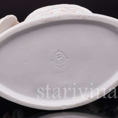 Фарфоровая статуэтка Корзинка с малышами, Hertwig & Co, Германия, нач. 20 в.