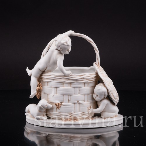 Фарфоровая статуэтка Корзинка с малышами, Hertwig & Co, Германия, нач. 20 в.