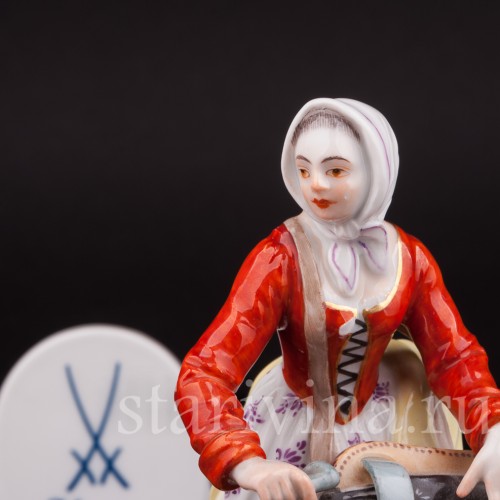 Фигурка из фарфора Девушка с колесной лирой, Cries de Paris, Meissen, Германия, 1973 г.