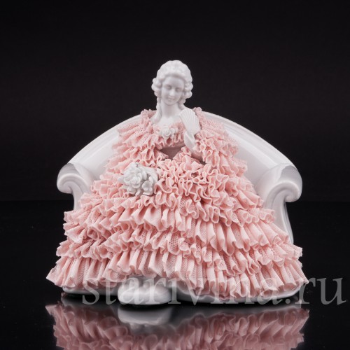 Фарфоровая статуэтка Девушка с веером, сидящая на диване, кружевная, Muller & Co, Германия, пер. пол 20 в.