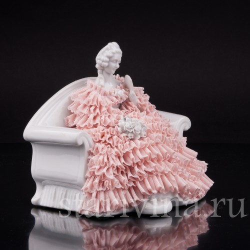 Фарфоровая статуэтка Девушка с веером, сидящая на диване, кружевная, Muller & Co, Германия, пер. пол 20 в.