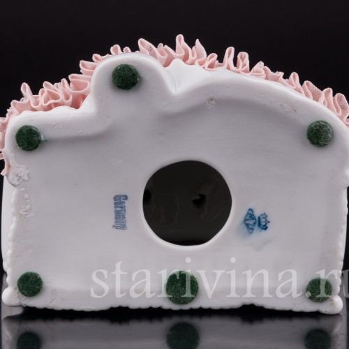 Фарфоровая статуэтка Девушка с веером, сидящая на диване, кружевная, Muller & Co, Германия, пер. пол 20 в.