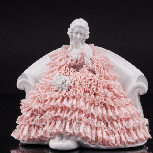 Фарфоровая статуэтка Девушка с веером, сидящая на диване, кружевная, Muller & Co, Германия, пер. пол 20 в.