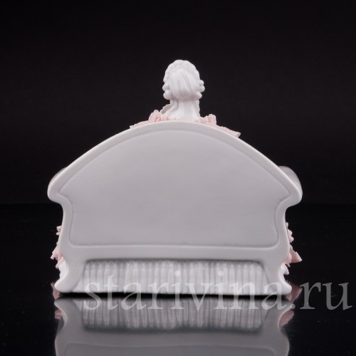 Фарфоровая статуэтка Девушка с веером, сидящая на диване, кружевная, Muller & Co, Германия, пер. пол 20 в.