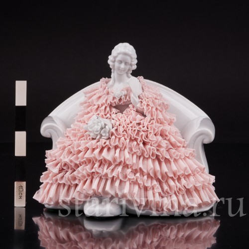 Фарфоровая статуэтка Девушка с веером, сидящая на диване, кружевная, Muller & Co, Германия, пер. пол 20 в.