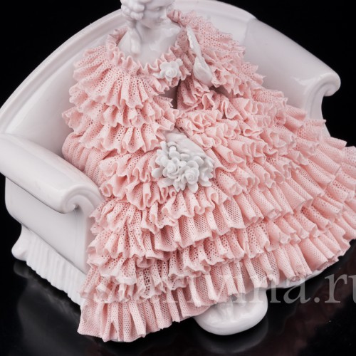 Фарфоровая статуэтка Девушка с веером, сидящая на диване, кружевная, Muller & Co, Германия, пер. пол 20 в.