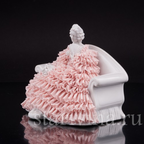 Фарфоровая статуэтка Девушка с веером, сидящая на диване, кружевная, Muller & Co, Германия, пер. пол 20 в.