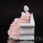 Фарфоровая статуэтка Девушка с веером, сидящая на диване, кружевная, Muller & Co, Германия, пер. пол 20 в.