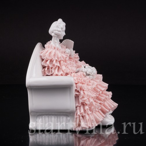 Фарфоровая статуэтка Девушка с веером, сидящая на диване, кружевная, Muller & Co, Германия, пер. пол 20 в.